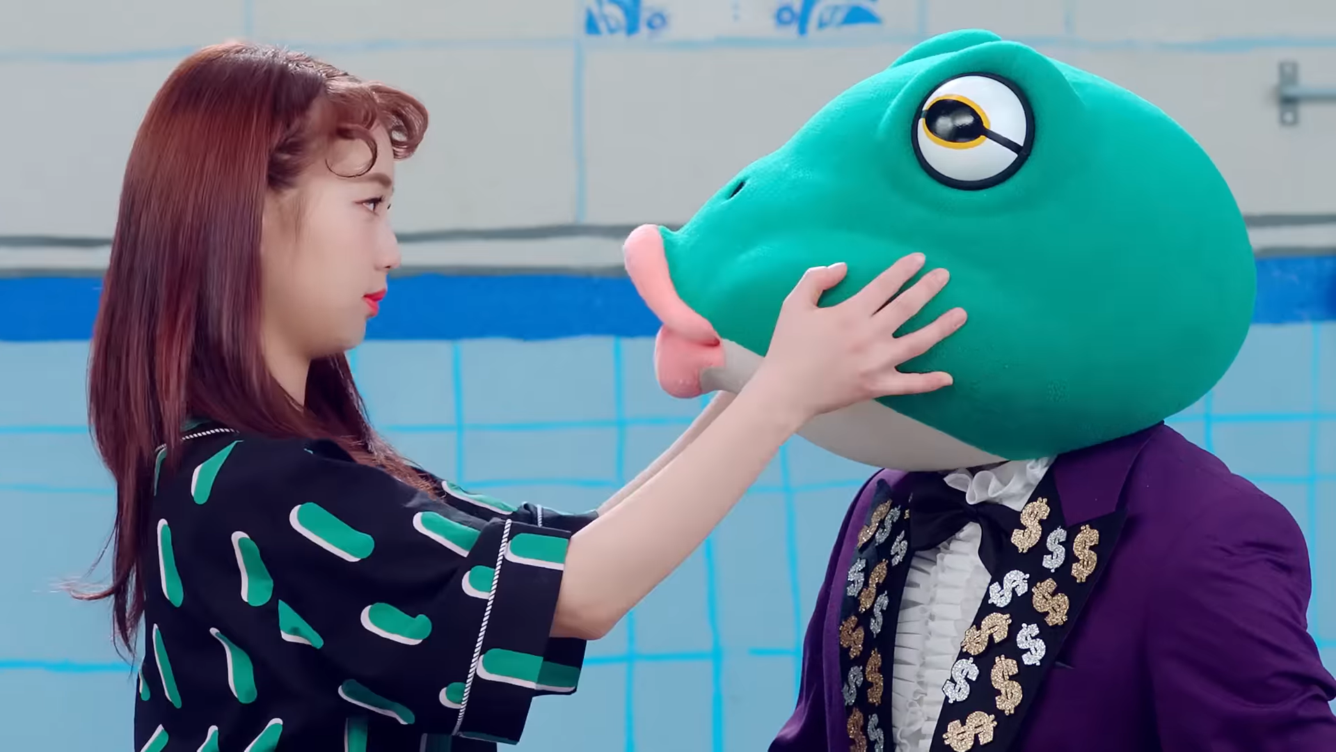 Yeojin grabbing the frog's face.